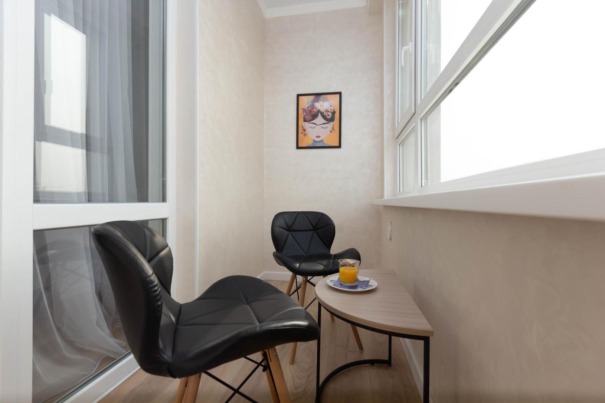 Alpine Serenity Deluxe With Mountain Views Near The Adk Shopping Center And Sairan Metro Station Almaty
