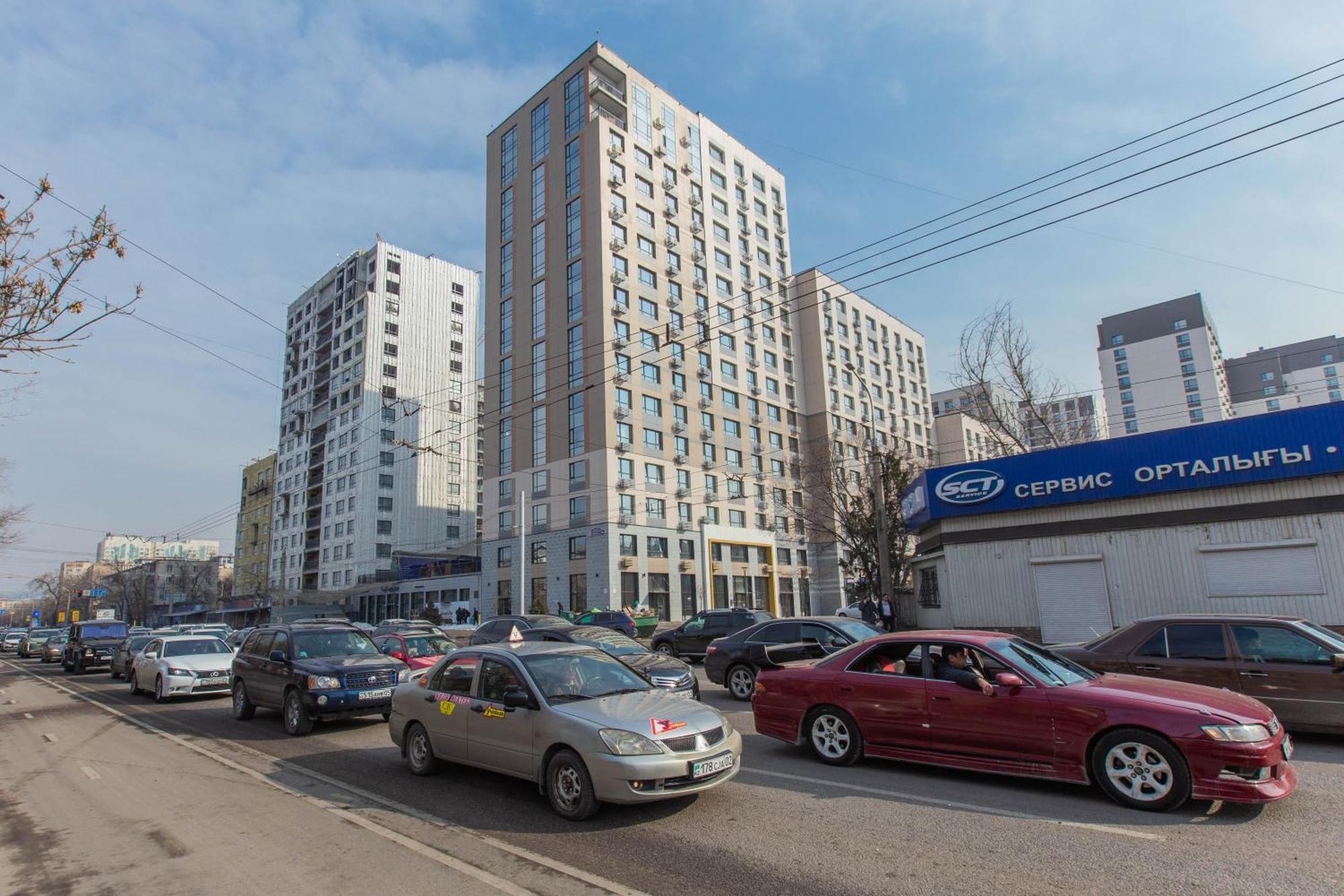 Alpine Serenity Deluxe With Mountain Views Near The Adk Shopping Center And Sairan Metro Station * Almaty